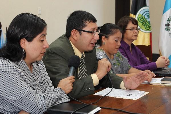 César Estrada, de la CPVIGMI,  informa acerca del incremento de la violencia contra la mujer en Alta Verapaz, en el 2011.