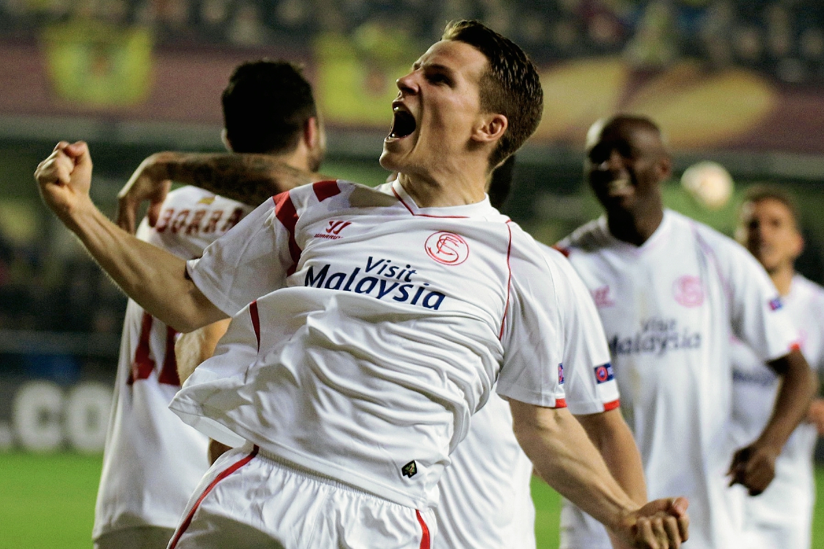 Kevin Gameiro festeja una de las anotaciones del Sevilla ante el Villarreal. (Foto Prensa Libre: AFP).