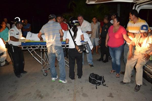 Bomberos intentaron salvar la vida del joven, pero ya había fallecido por politraumatismo. (Foto Prensa Libre: Hugo Oliva)<br _mce_bogus="1"/>