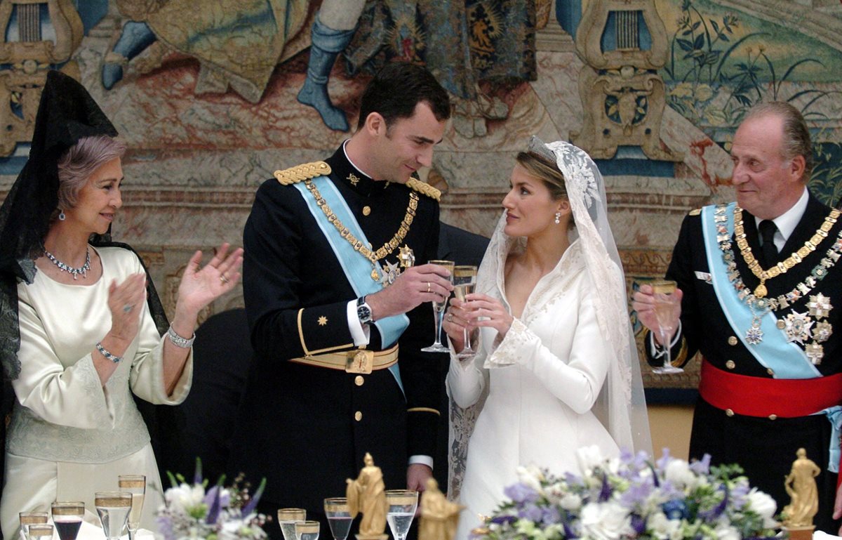 Brindis de los novios, Felipe y Letizia durante la recepción en el Palacio Real de Madrid. (Foto: AFP)