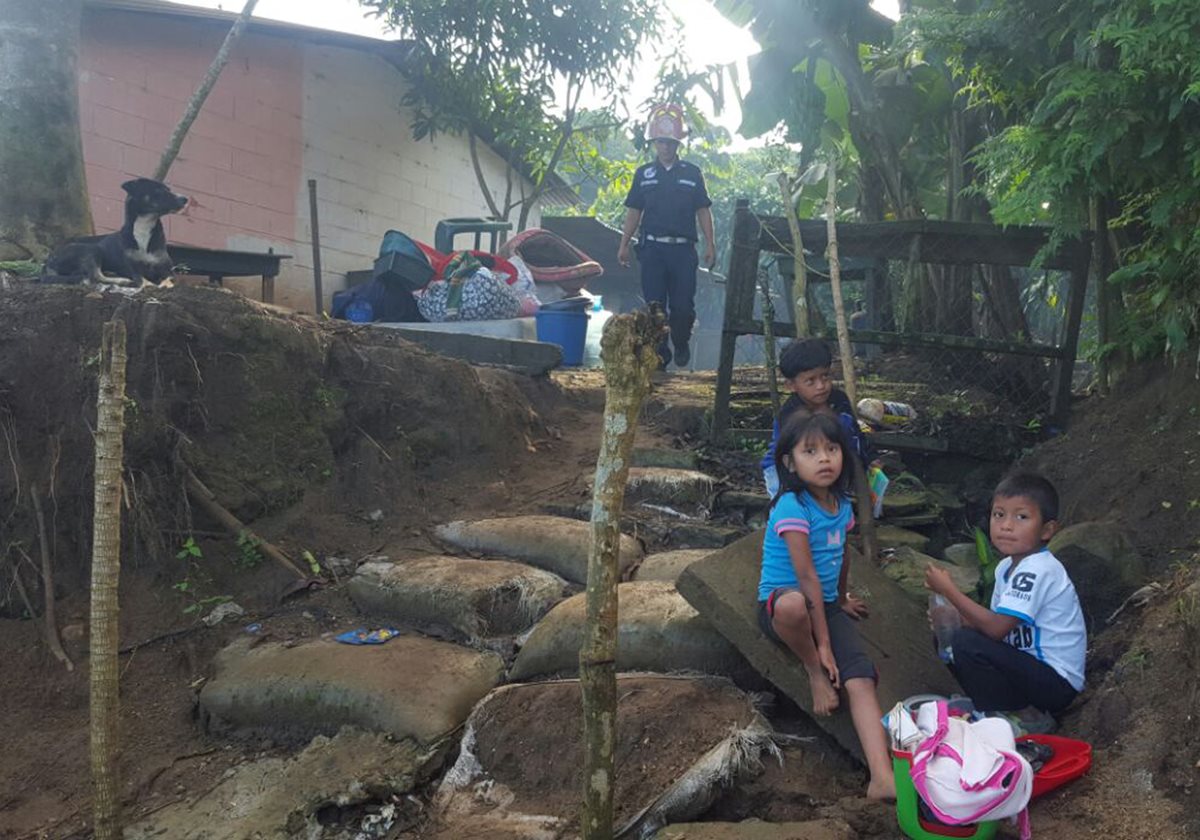 Entre los 35 evacuados del sector El Campo, Mercedes, Colomba, Quetzaltenango, 16 son menores. (Foto Prensa Libre: Alexánder Coyoy)