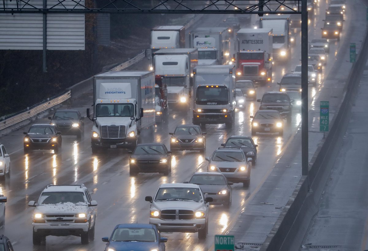 La autopista Interstate 285 en el perímetro de Atlanta se ve adectada por la tormenta invernal. (Foto Prensa Libre: EFE)