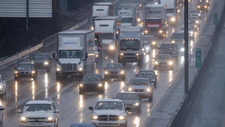 La autopista Interstate 285 en el perímetro de Atlanta se ve adectada por la tormenta invernal. (Foto Prensa Libre:EFE).