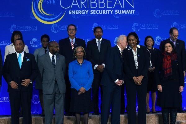 La foto familiar de los participantes en la cumbre Caribe y Estados Unidos sobre seguridad energética.  (Fotografía Prensa Libre: EFE)<br _mce_bogus="1"/>