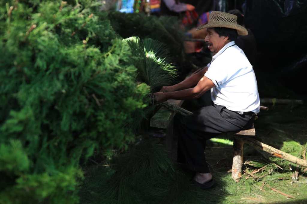 Artesano trabaja en uno de los árboles que se venden en el lugar.