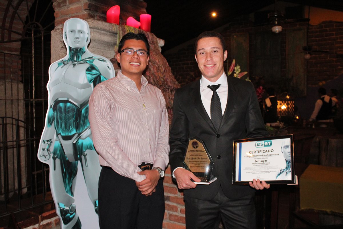 Víctor López, primer ganador del año pasado, y Diego Ríos, quien obtuvo en esta edición el tercer lugar en Latinoamérica (Foto Prensa Libre: ESET).