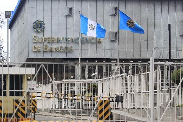 Bancos se preparan para evaluación que exige nueva normativa financiera. (Foto Prensa Libre: Hemeroteca PL)