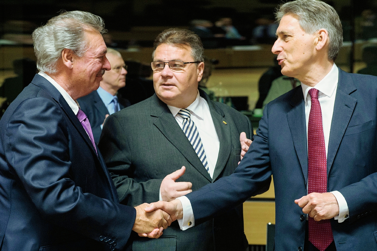 El ministro británico, Philip Hammond, (derecha), durante la reunión de ministros de la Unión Europea. (Foto Prensa Libre: AP).