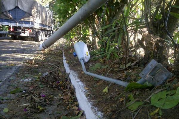 Poste cayó en kilómetro 27 de Santa Elena Barillas, Villa Canales. (Foto Prensa Libre: Erick Ávila)