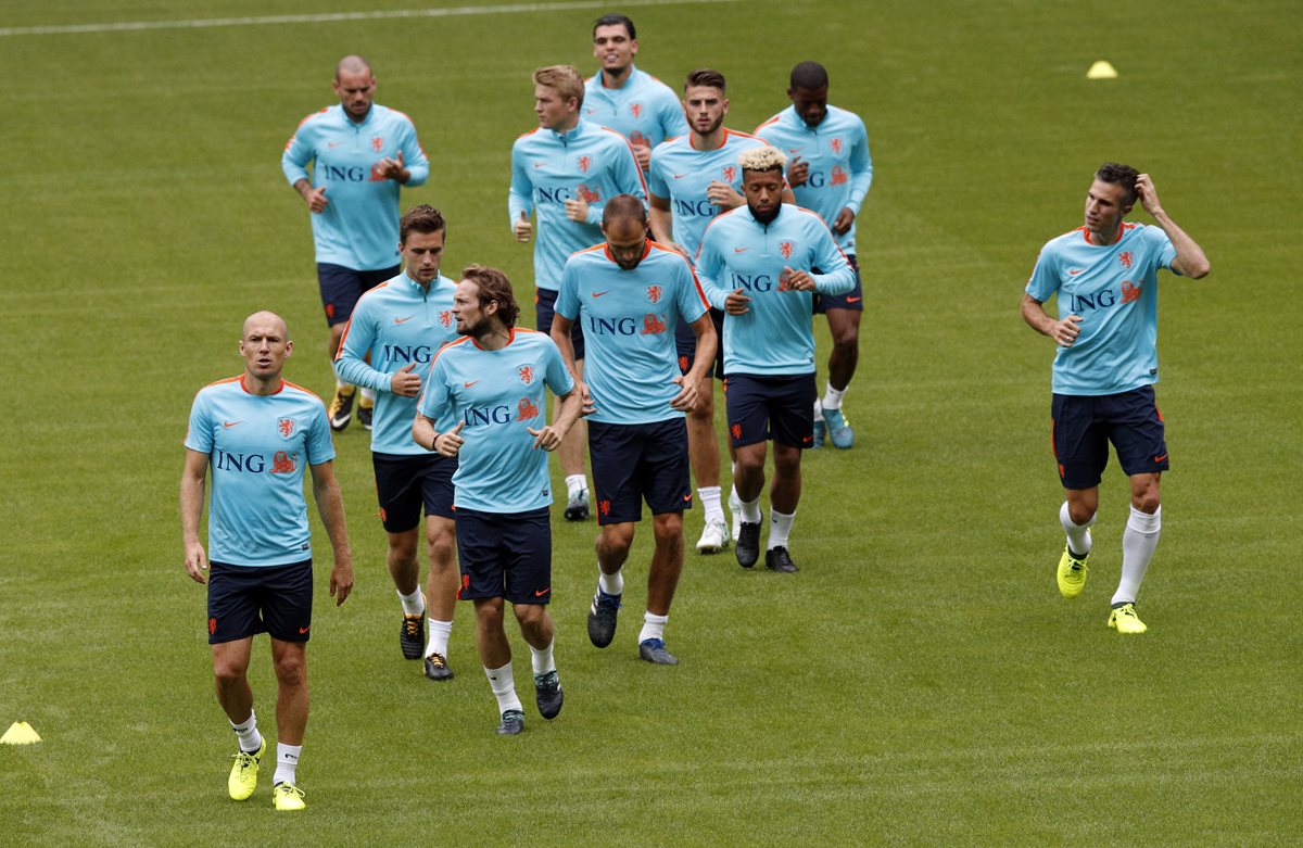 Los seleccionados holandeses, incluidos Robin van Persie, y Arjen Robben, se entrenaron este miércoles en el Stade de France. (Foto Prensa Libre: AP)