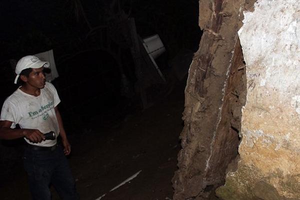 Hugo Leonel Mendoza muestra los daños que el deslizamiento generó en su vivienda, en Gualán. (Foto Prensa Libre: Julio Vargas) 