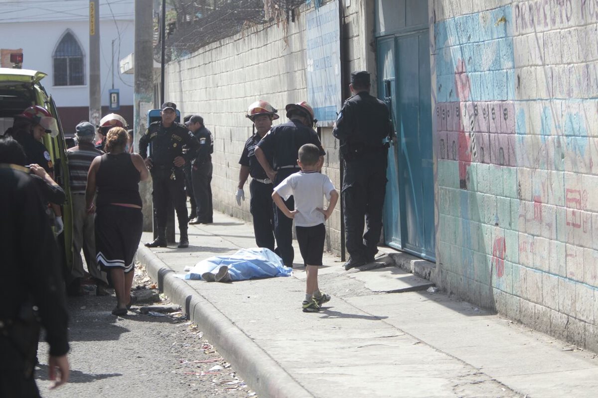 Un presunto sicario mató a balazos a Carina Janet González López, 40 años, en la colonia El Éxodo, zona 12, de Villa Nueva. (Foto Prensa Libre: É. Ávila)