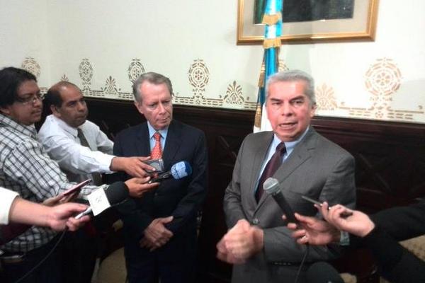 Jorge Briz y Luis Rabbé hablan con periodistas después de la reunión. (Foto Prensa Libre: Manuel Hernández)