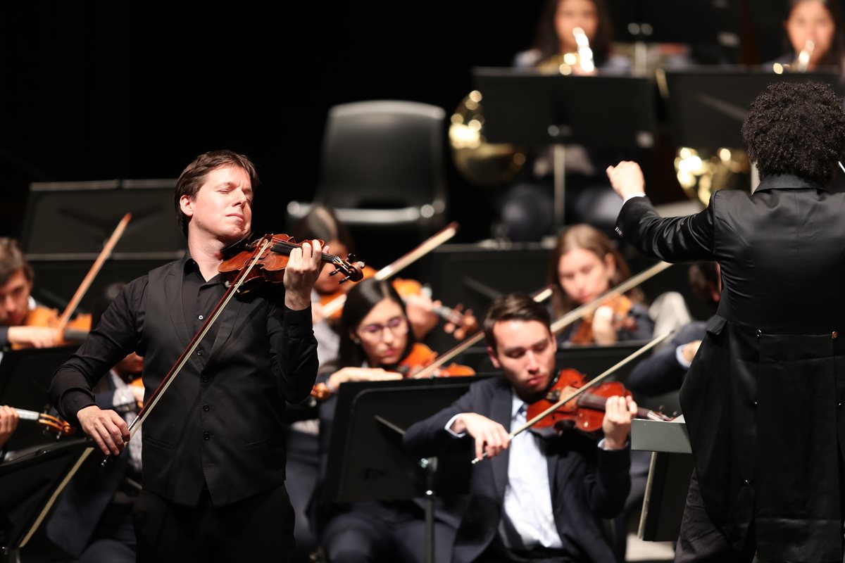 ECon su violín fabricado en 1713 y valorado en US$15 millones, Joshua Bell sorprendió a los guatemaltecos con su talento en la música clásica. (Foto Prensa Libre: Keneth Cruz).