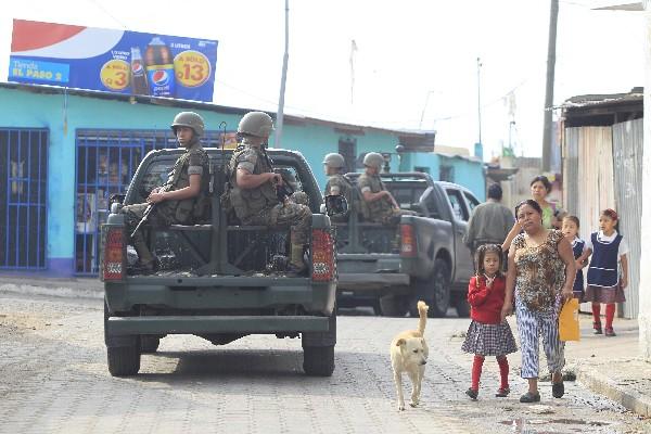 Unidades artilladas del Ejército redoblan la seguridad en 10 colonias de la zona 18.