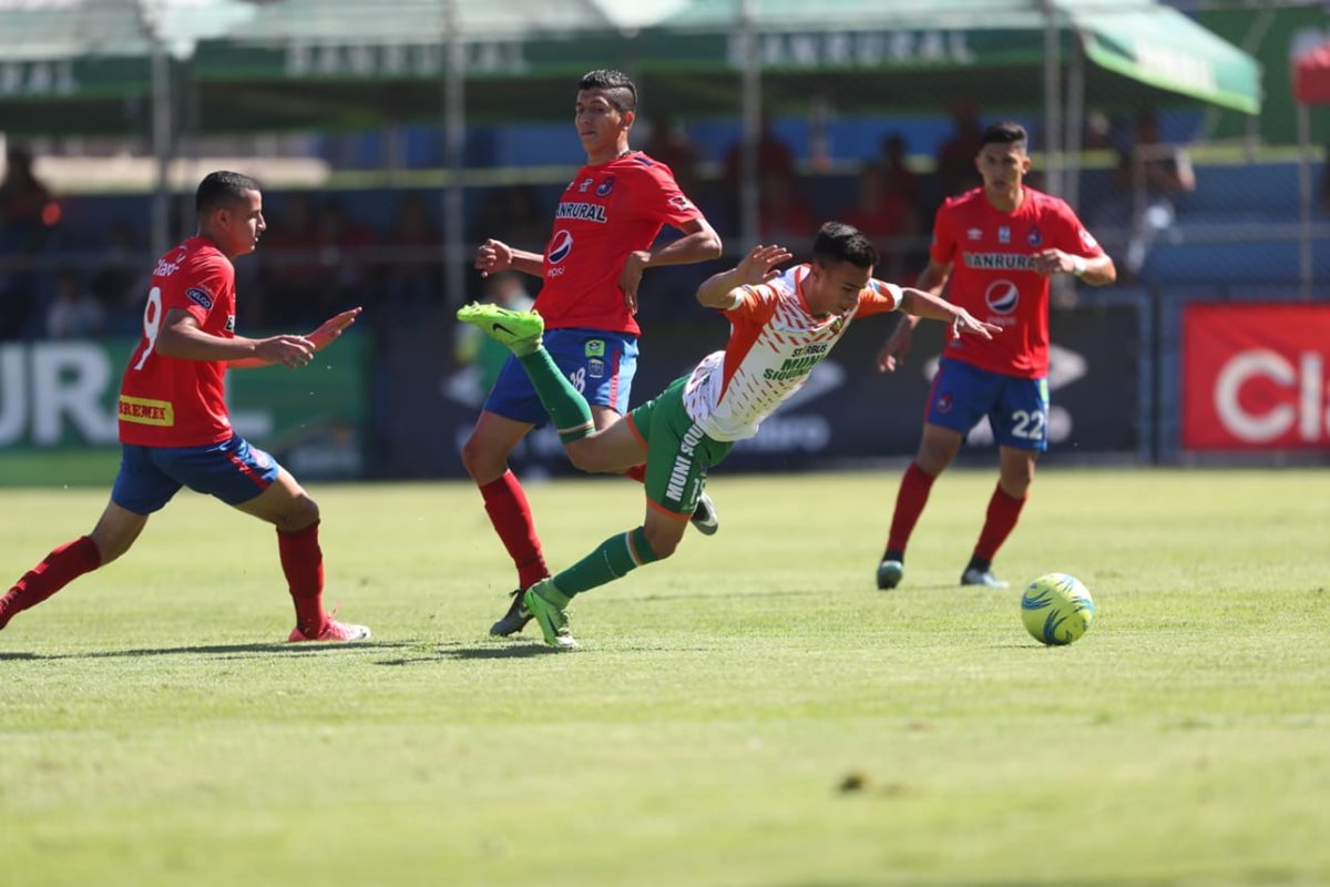 Siquinalá sacó la casta en El Trébol y es la segunda vez que le gana a Municipal en el campeonato. (Foto Prensa Libre: Francisco Sánchez)