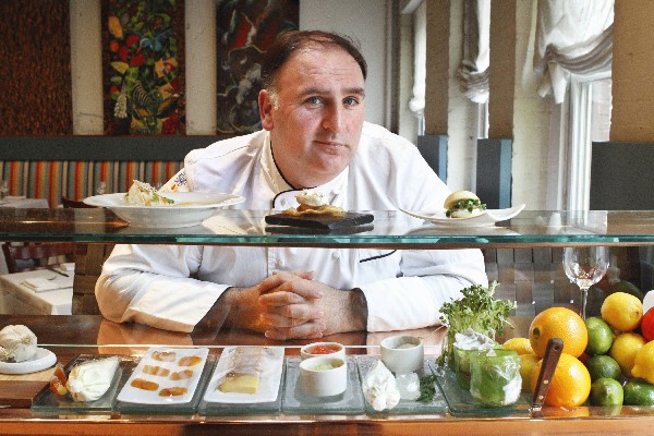 <em>José Andrés, anunció que no abrirá el restaurante debido a los comentarios de Trump. (Foto Prensa Libre:AP)</em>