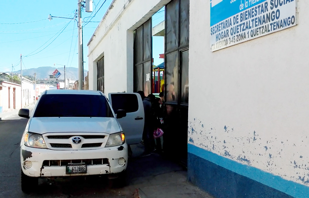 Personal de la Casa Hogar Quetzaltenango traslada a las menores. (Foto Prensa Libre: Carlos Ventura).