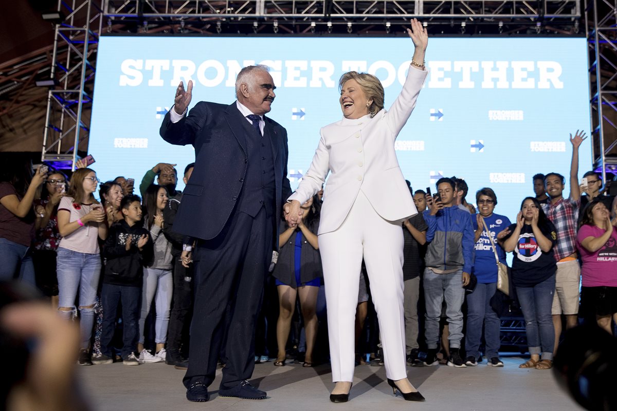 Hillary Clinton toma de la mano a Vicente Fernández y saluda a los asistentes a un concierto que se ofreció en su apoyo en Las Vegas, el pasado 19 de octubre. (Foto Prensa Libre: AFP).