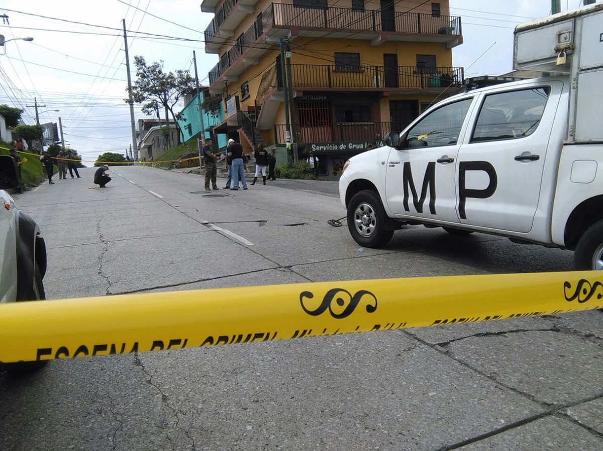 El MP recoge evidencia en el lugar donde fue baleada Yania Asuceli Chitay Colindres de 27 años, por sujetos desconocidos, (Foto Prensa Libre: Estuardo Paredes)