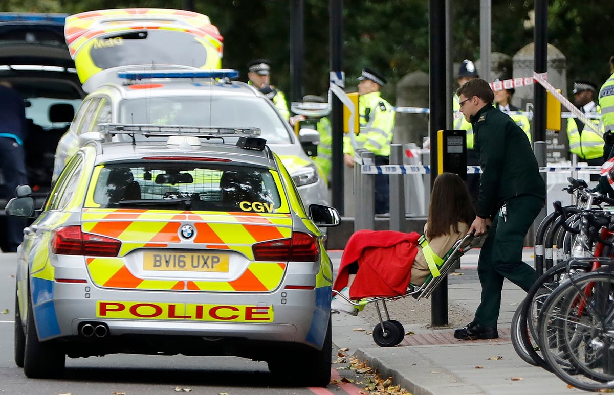 Un paramedico traslada en silla de ruedas a una mujer luego de que un hombre atropelló a una multidud en Exhibition Road en el sur de Kensington. (Foto Prensa Libre: AFP)