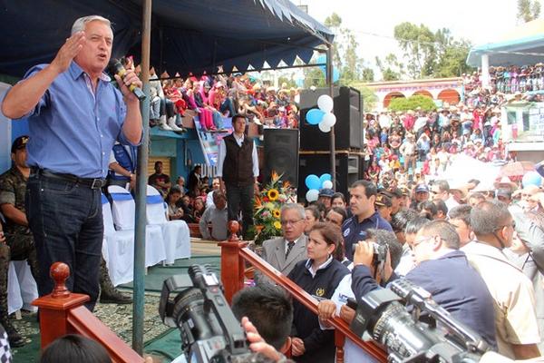 El presidente hizo entrega de casas en varios municipios del occidente, y en Sibilia, Quetzaltenango se comprometió a entregar la última en diciembre. (Foto Prensa Libre: Carlos Ventura)<br _mce_bogus="1"/>