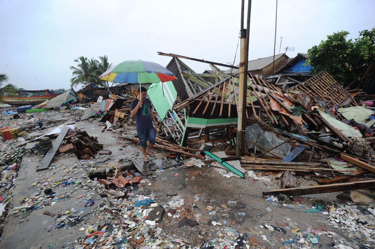 El tsunami que golpeó el litoral del estrecho de Sonda, en Indonesia, ha dejado más de 150 desaparecidos. (Foto Prensa Libre: AFP)