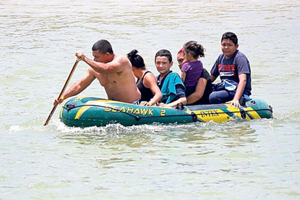 Migrantes cruzan el río Grande, desde México, con la intención de llegar a EE. UU.