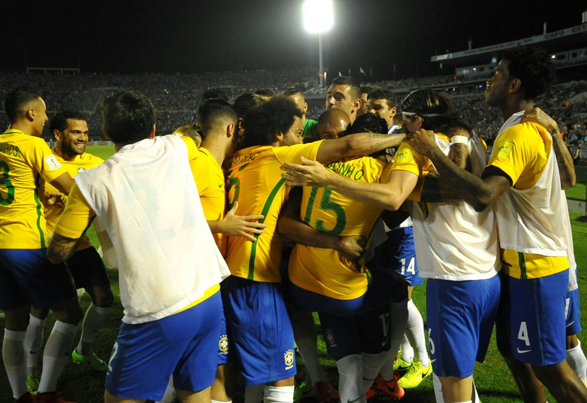 Los jugadores de Brasil celebran la goleada como visitante contra Uruguay en Montevideo. (Foto Prensa Libre: AFP )