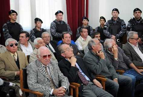 Magistrados que ejercieron durante la última dictadura ante la justicia por el caso de Mendoza. (Foto Prensa Libre:EFE)