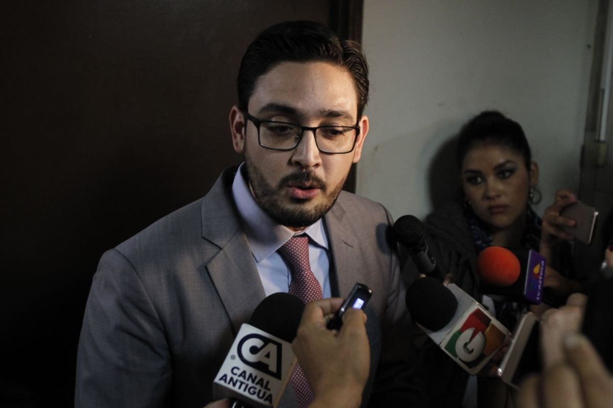 Abogados de Álvaro Arzú llegaron para presentar las pruebas de descargo. (Foto Prensa Libre: Paulo Raquec)