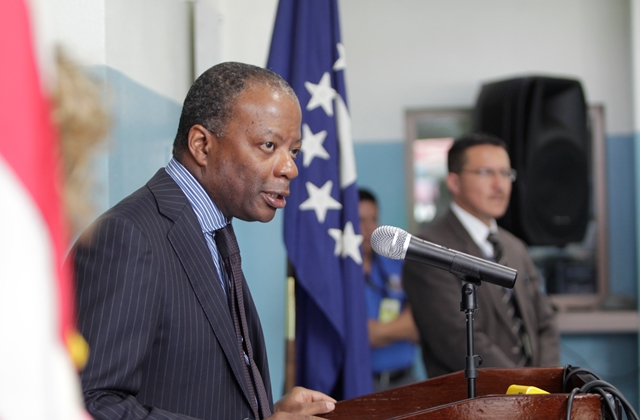 Embajador Todd Robinson durante una de las conferencias de prensa en la Embajada. (Foto Prensa Libre: Hemeroteca PL)