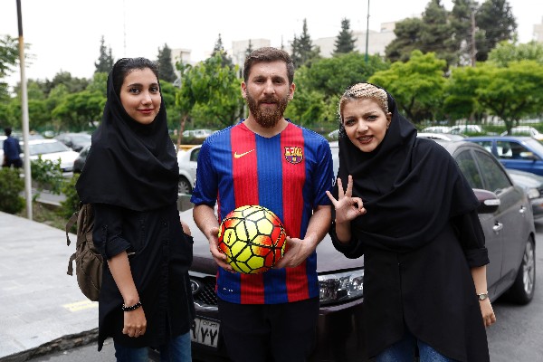 Dos mujeres posan junto al doble de Messi.