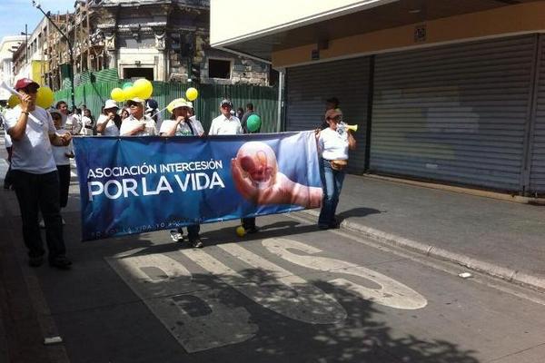 Los participantes de la marcha por la vida y la familia durante su recorrido por la sexta avenida de la zona 1. (Foto Prensa Libre: Ángel Sas).<br _mce_bogus="1"/>