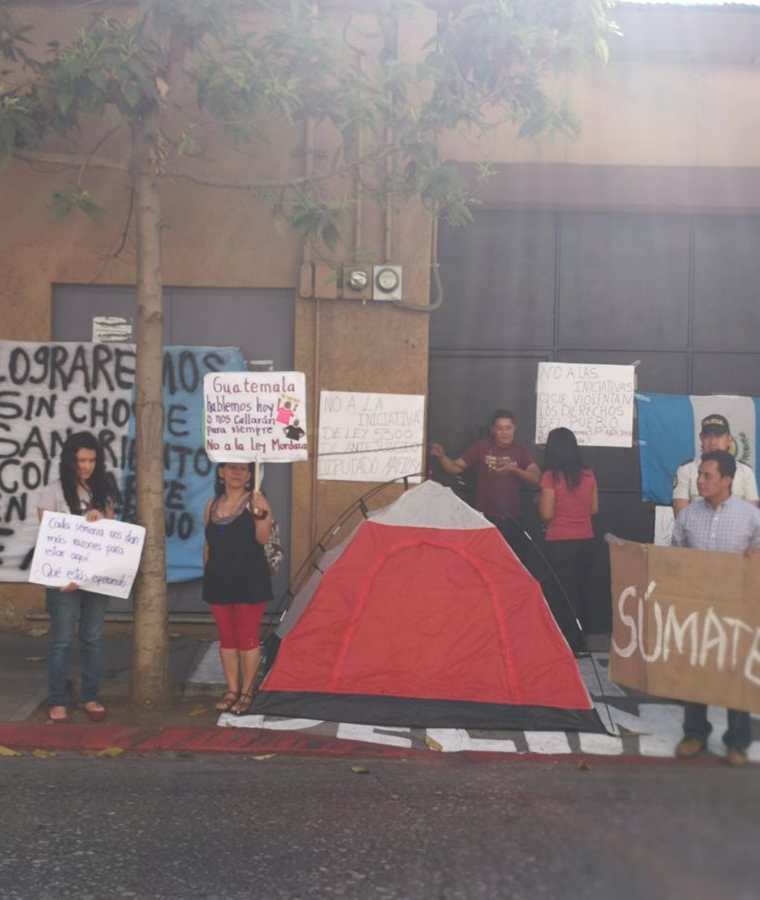 Nuevas personas se han sumado a las protestas contra la aprobación de reformas y nuevas leyes que castiguen las manifestaciones ciudadanas. (Foto Prensa Libre: Carlos Hernández)