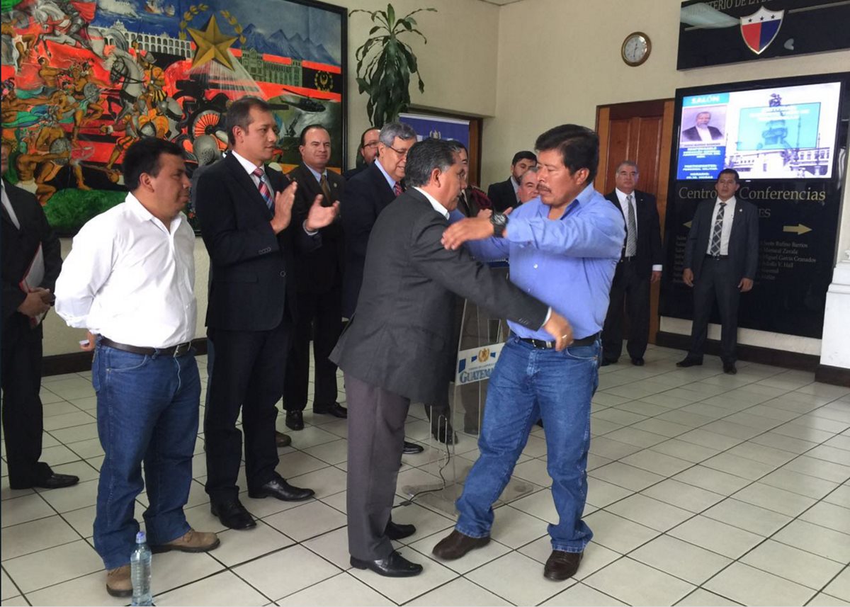 Ismael Ramos, alcalde de Tajumulco y Daniel López, alcalde de Ixchiguán, cerraron simbólicamente el conflicto, el 1 de junio, con un abrazo, pero los motivos de discordia continúan latentes.(Foto Prensa Libre: Hemeroteca PL)
