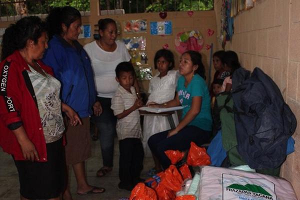 Algunas de las familias damnificadas reciben ayuda en el albergue habilitado en el barrio Bellos Horizontes. (Foto Prensa Libre: Rigoberto Escobar) <br _mce_bogus="1"/>