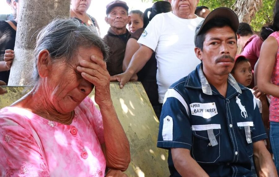 María Cotón Curruchiche, abuela de la víctima, llora al indicar que su nieto no aparece desde el día que se publicó el video. (Foto Prensa Libre: Cristian Icó)