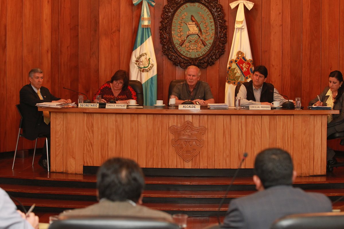 Las reuniones del Concejo las preside el alcalde, como se aprecia en esta foto. (Foto Prensa Libre: HemerotecaPL)