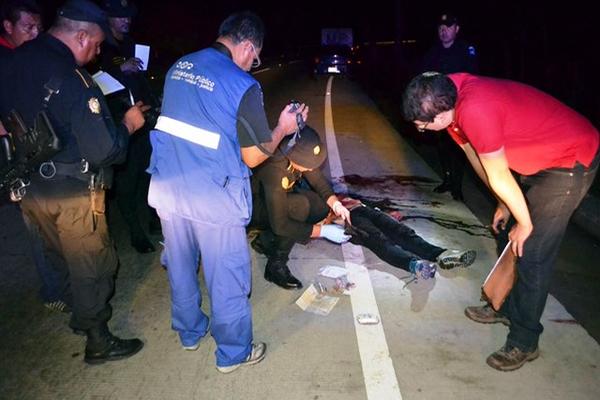 Autobús de empresa ADN fue asaltada en kilómetro 38 ruta al Atlántico. Un muerto y dos capturados. (Foto Prensa Libre: Hugo Oliva)