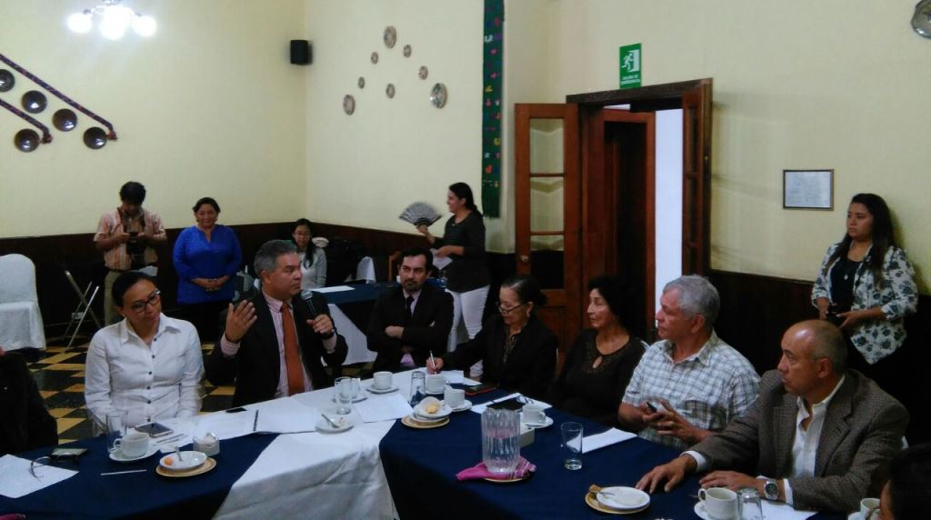 En la reunión de seguimiento acerca de subastas de frecuencias de telecomunicaciones participaron el jefe de la SIT, Raúl Solares (segundo a la izquierda) y el diputado Luis Contreras (quinto). (Foto, Prensa Libre: Rosa María Bolaños)