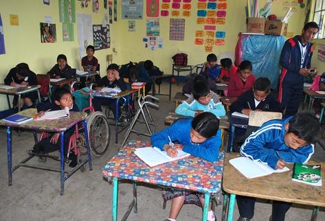 Juan Francisco Sacalxot Choz —en silla de ruedas— cursa el quinto año de primaria. (Foto Prensa Libre: Alejandra Martínez)