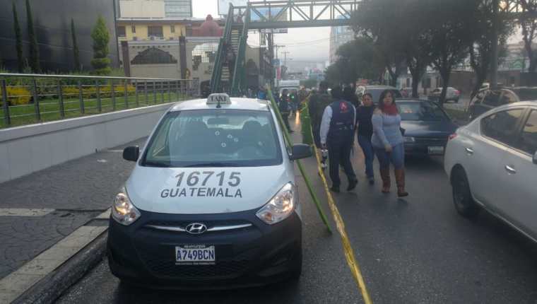 Un ataque armado en el bulevar Los Próceres, zona 10 capitalina, le causó la muerte a un taxista. (Foto Prensa Libre: Érick Ávila)