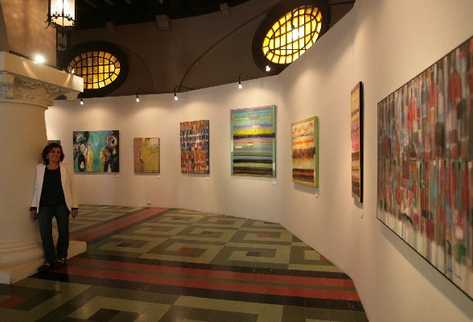 Nicole Schwartz admira sus creaciones.