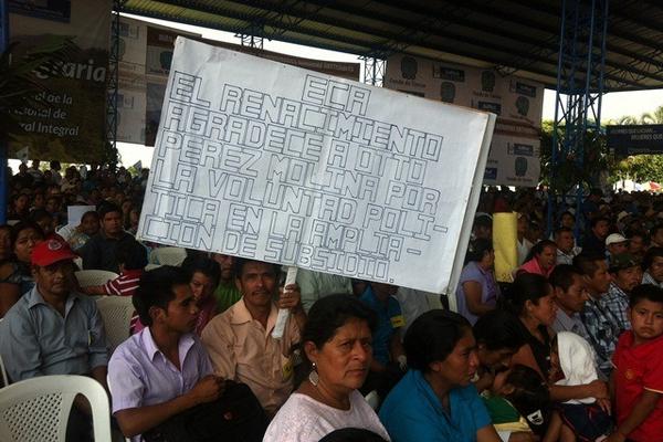 Pobladores participan en el entrega de títulos de propiedad que efectúa el presidente Otto Pérez Molina, en El Nuevo Palmar, Quetzaltenango. (Foto Prensa Libre: Jorge Tizol)  <br _mce_bogus="1"/>