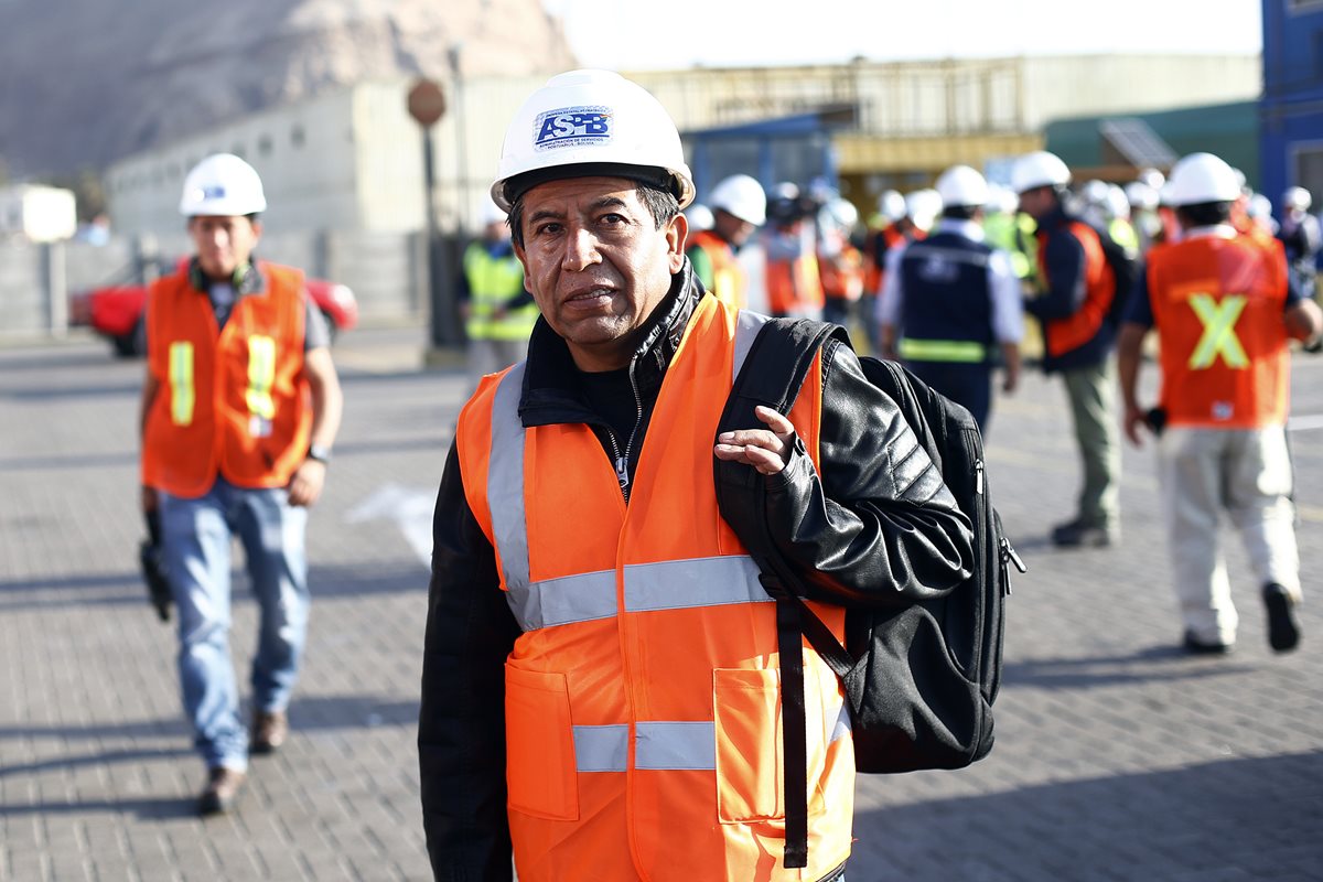 El ministro de Relaciones Exteriores de Bolivia, David Choquehuanca, se retira de las instalaciones de la Terminal Puerto Arica, Chile. (Foto Prensa Libre: EFE).
