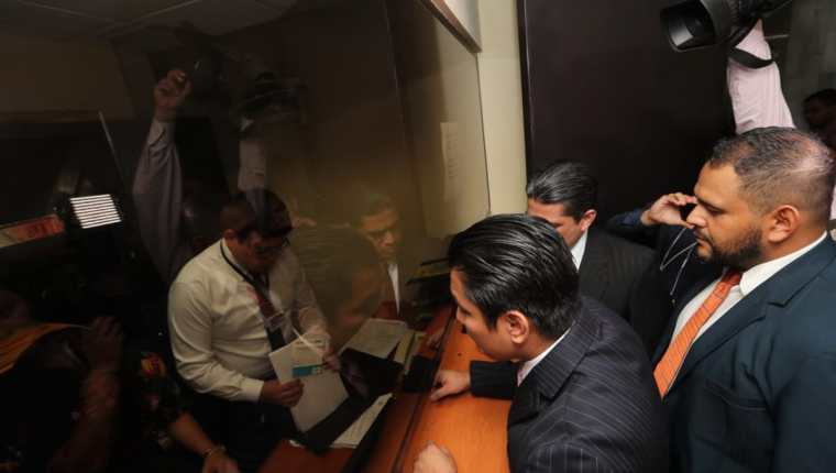Abogados de Felipe Alejos, se presentan a la sala cuarta de apelaciones sin la presencia del diputado Felipe Alejos. (Foto Prensa Libre: Erick Avila)