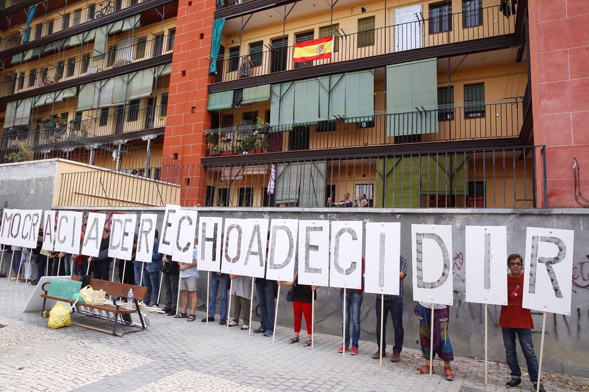 Grupo de manifestantes protestan contra el  referendo independentista de Cataluña. (EFE).