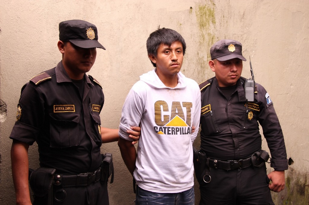 Oscar Randolfo Luis Mazayate, de 25 años, es trasladado al juzgado de la cabecera departamental. (Foto Prensa Libre: Cortesía PNC).