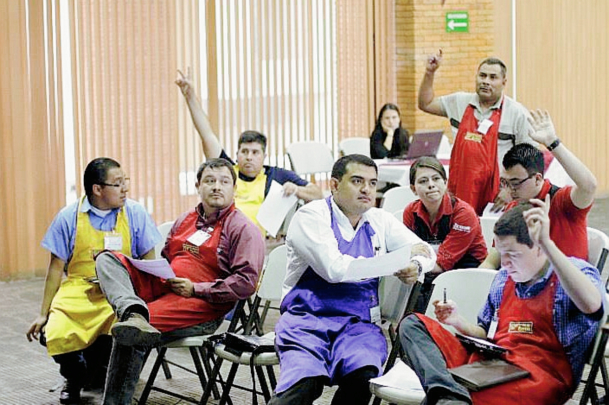 El Jurado Calificador en el momento de elegir a los seleccionados de café nacional. (Foto Prensa Libre: Cortesía Anacafé)